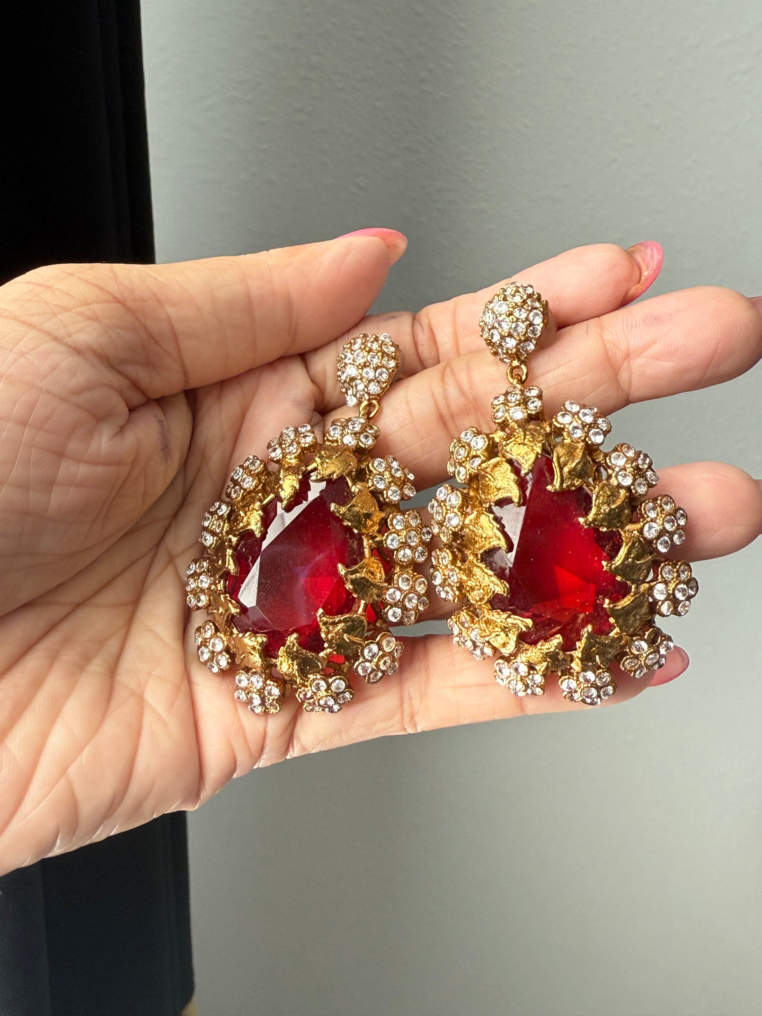 Rahi Gold Glass Stone Earrings w Floral Detailing